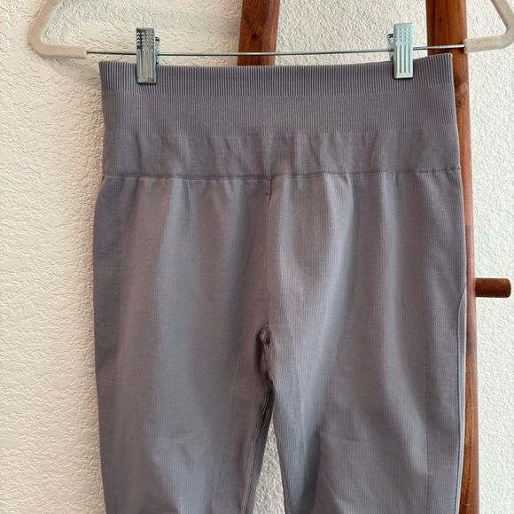 Lululemon Awakening Crop Taryn Toomey Collection Seamless Legging Sz 10 Ice Grey - Picture 4 of 12